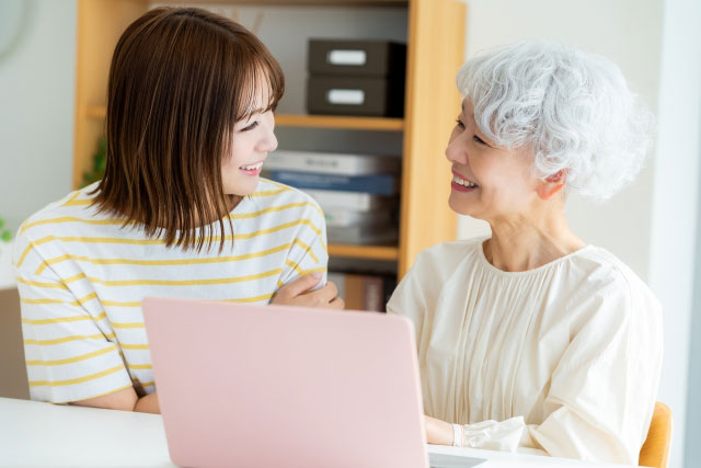 ネット検索をする高齢女性と孫